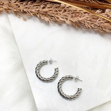 Load image into Gallery viewer, Ellie Hoop earrings